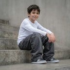 Niño con jean baggy gris grafito ANG Kidz corte wide leg – ropa urbana infantil Perú
