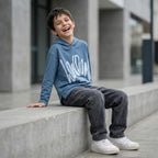 Niño con hoodie London 2025 azul ANG Kidz – look streetwear con jean negro