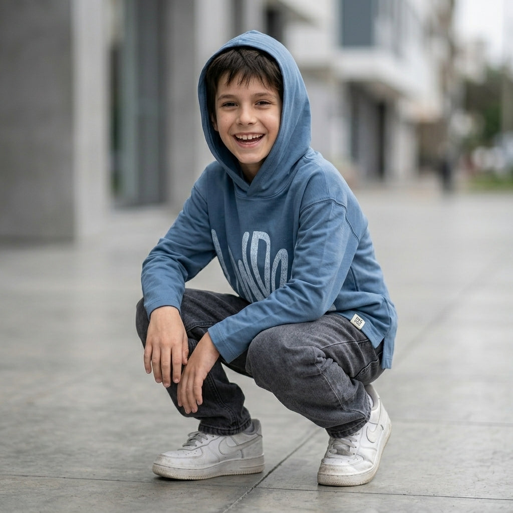 Hoodie azul estampado London 2025 niño ANG Kidz – tipografía brush grande
