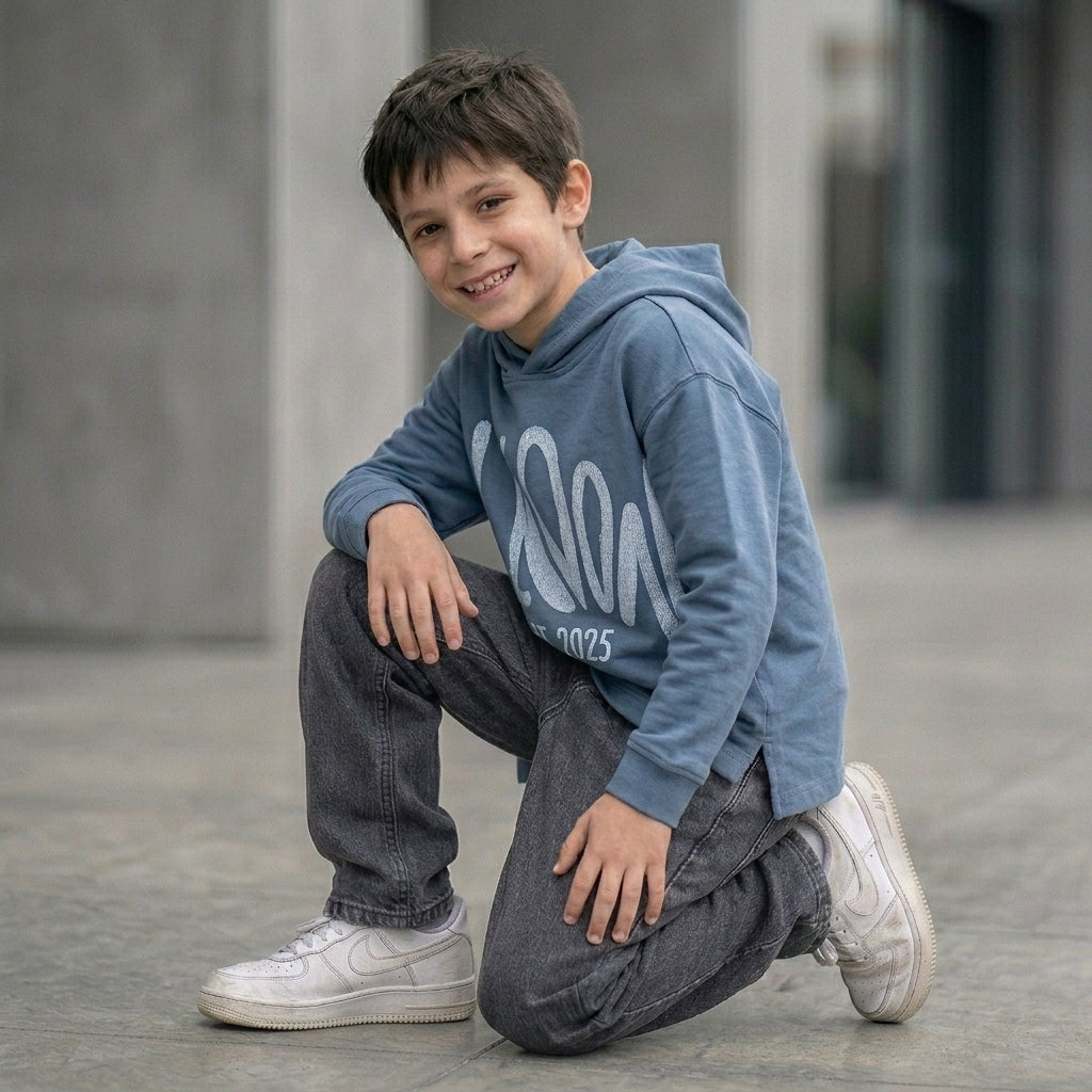 Polera capucha London 2025 azul para niño ANG Kidz – 100% algodón Perú