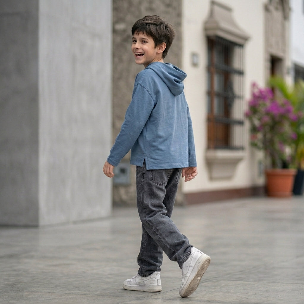 Hoodie niño ANG Kidz London azul – detalle estampado y capucha con volumen
