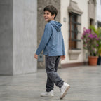 Hoodie niño ANG Kidz London azul – detalle estampado y capucha con volumen