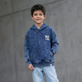 Hoodie niño acid wash azul ANG Kidz Bold bordado – ropa urbana infantil Lima Perú