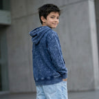 Niño con hoodie acid wash azul ANG Kidz – look streetwear con jean claro