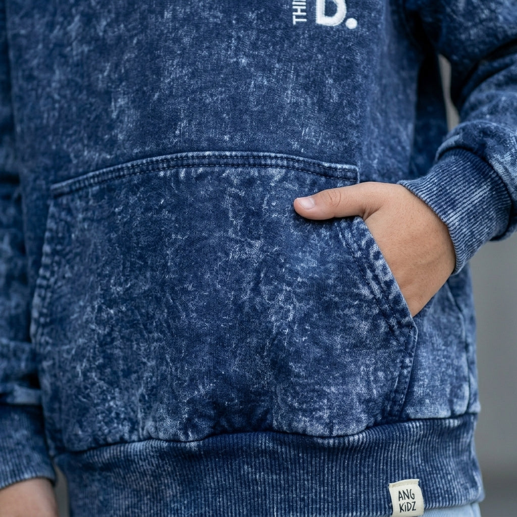 Hoodie azul acid wash bordado Bold para niño ANG Kidz – detalle bordado pecho