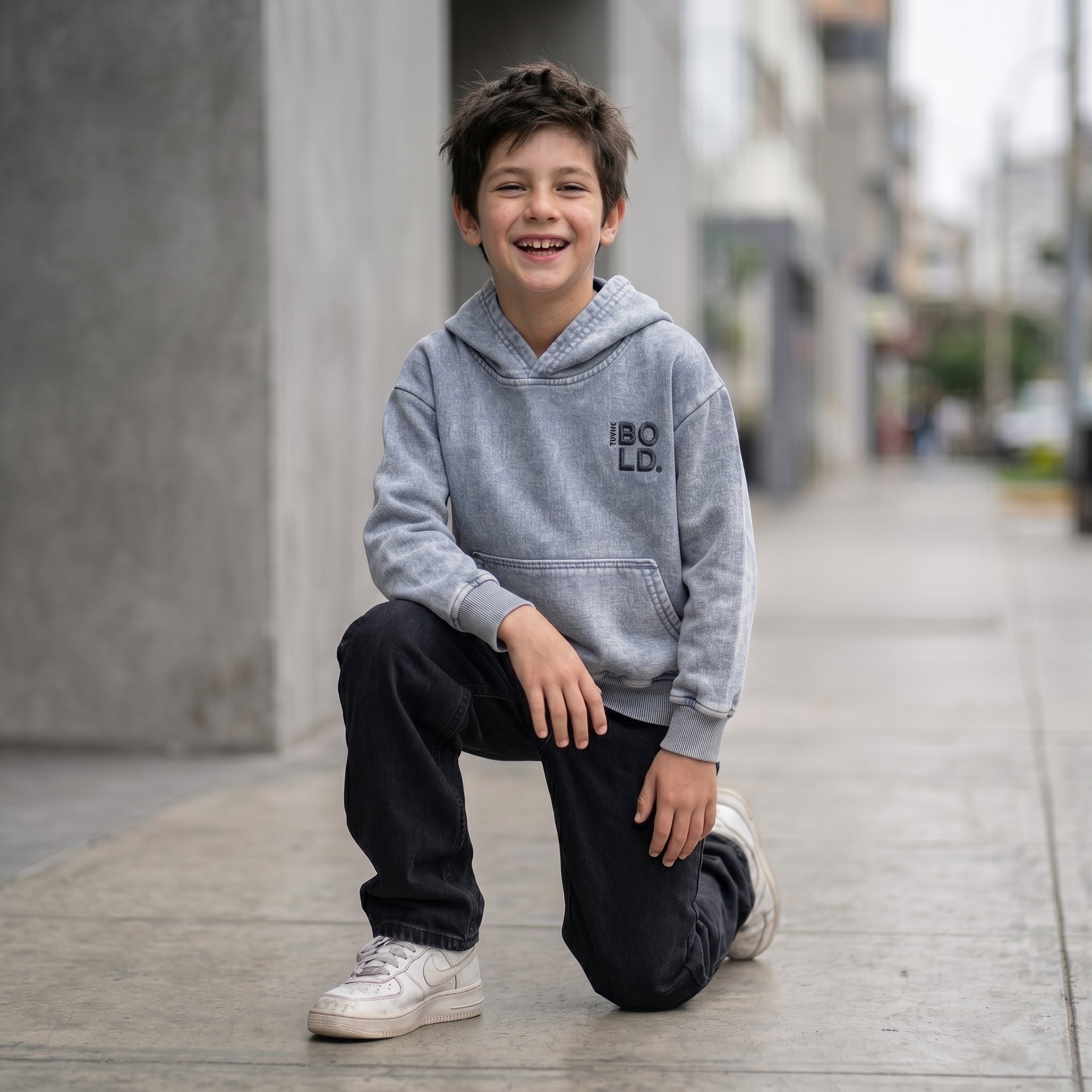 Niño con hoodie acid wash gris ANG Kidz Bold – look streetwear con jean baggy
