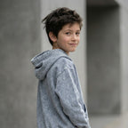 Hoodie Bold gris ANG Kidz niño – detalle acid wash y capucha con volumen