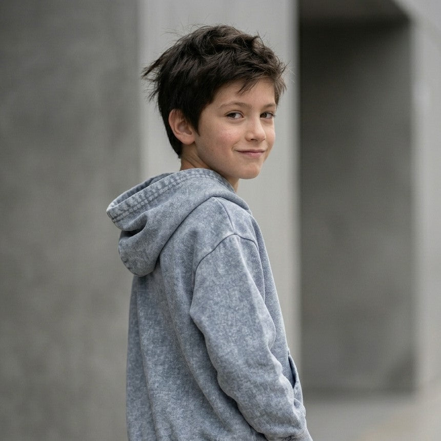 Hoodie Bold gris ANG Kidz niño – detalle acid wash y capucha con volumen
