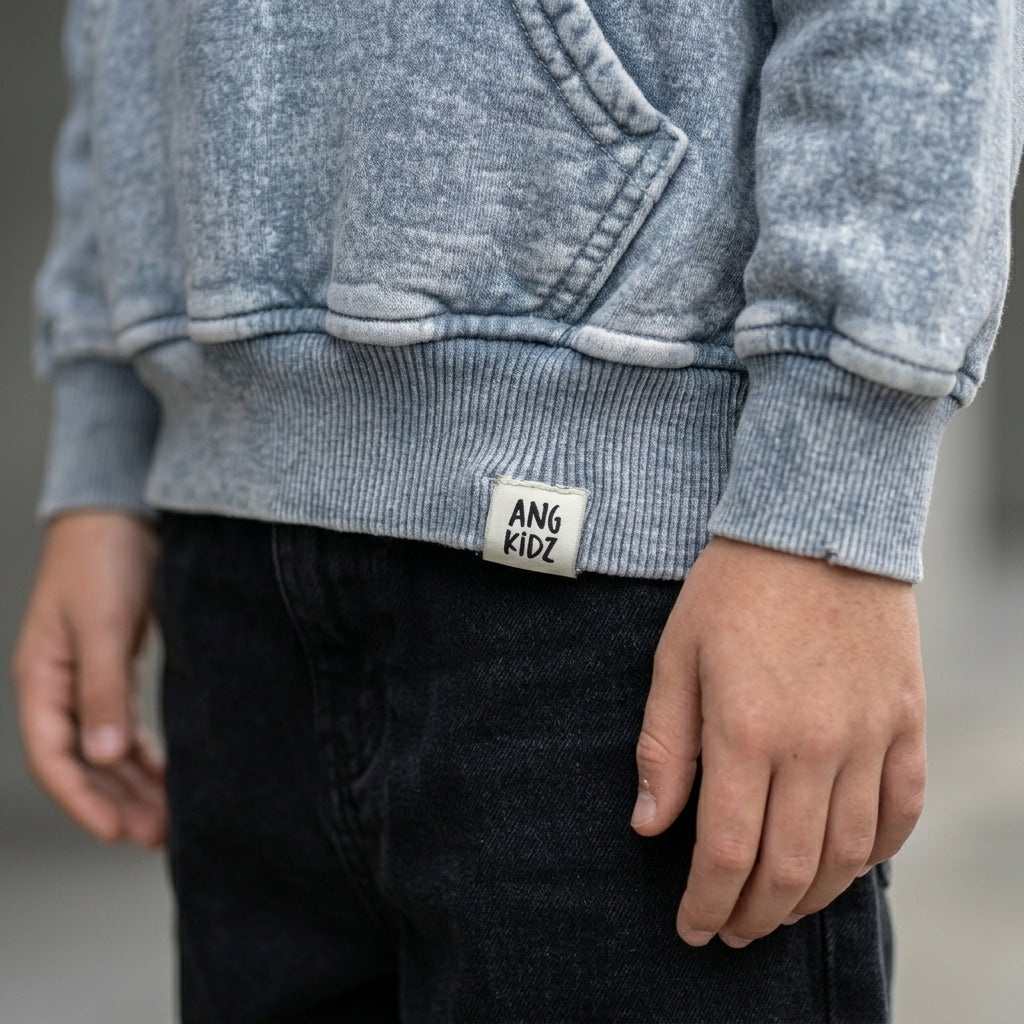 Niño hoodie gris ANG Kidz Bold – vista posterior detalle acid wash