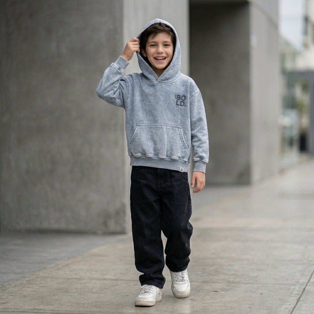 Hoodie gris acid wash bordado Bold para niño ANG Kidz – detalle bordado pecho