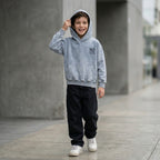 Hoodie gris acid wash bordado Bold para niño ANG Kidz – detalle bordado pecho