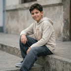 Hoodie niño ANG Kidz London beige – detalle estampado y capucha estructurada