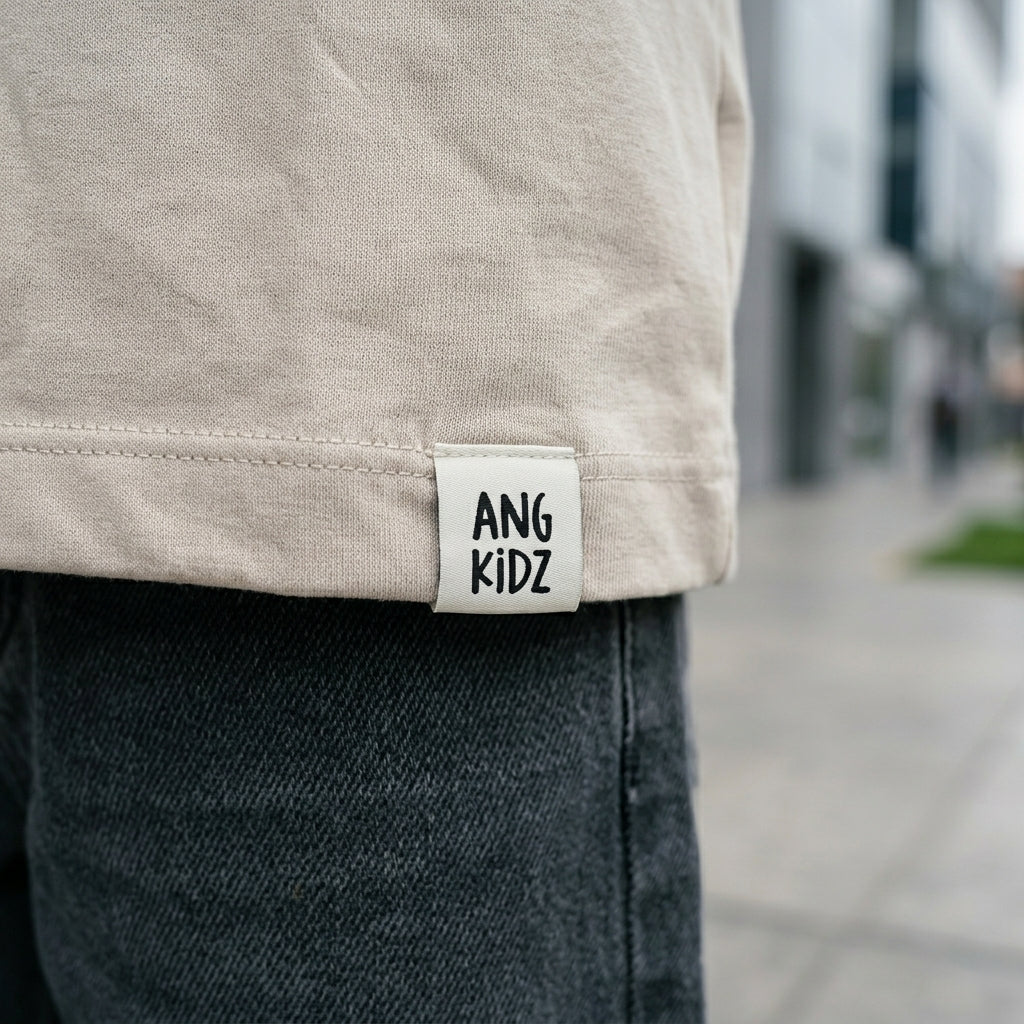 Hoodie London 2025 beige ANG Kidz – vista detalle estampado brush pecho
