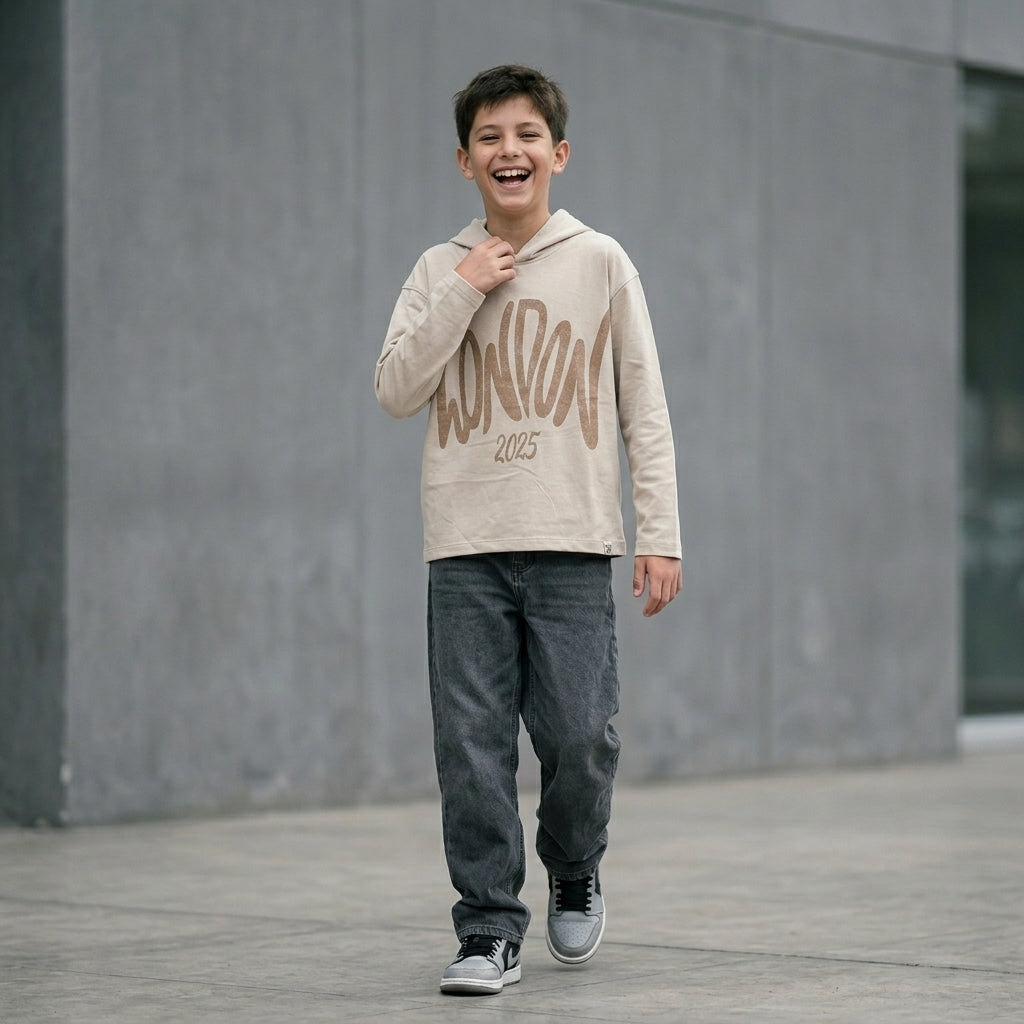 Hoodie beige estampado London 2025 niño ANG Kidz – tipografía brush camel
