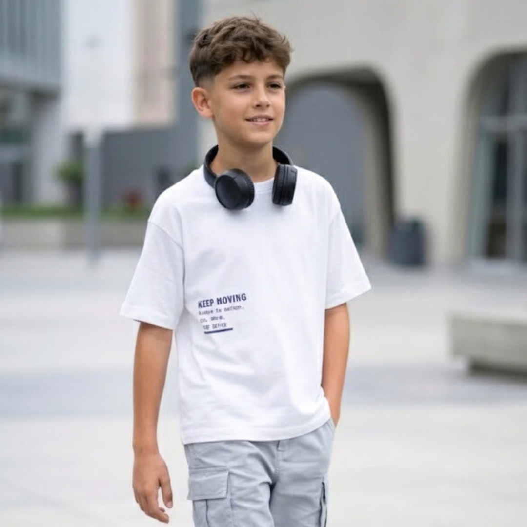 Polo Niño Boxy Keep Moving Blanco – 100% Algodón