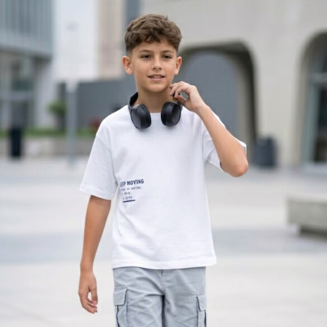 Polo Niño Boxy Keep Moving Blanco – 100% Algodón