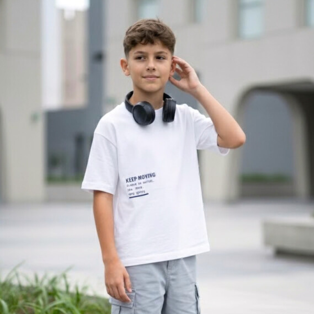 Polo Niño Boxy Keep Moving Blanco – 100% Algodón