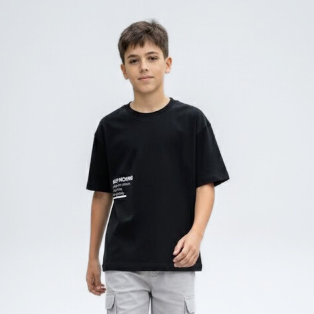 Polo Niño Boxy Keep Moving Negro – 100% Algodón