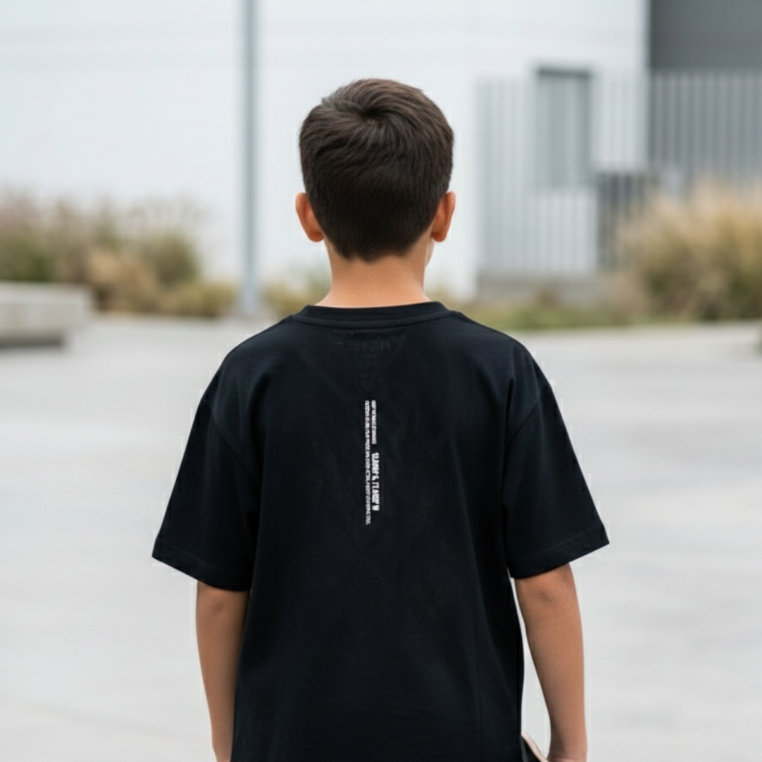 Polo Niño Boxy Keep Moving Negro – 100% Algodón
