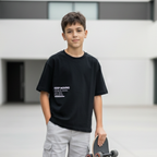 Polo Niño Boxy Keep Moving Negro – 100% Algodón
