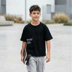 Polo Niño Boxy Keep Moving Negro – 100% Algodón