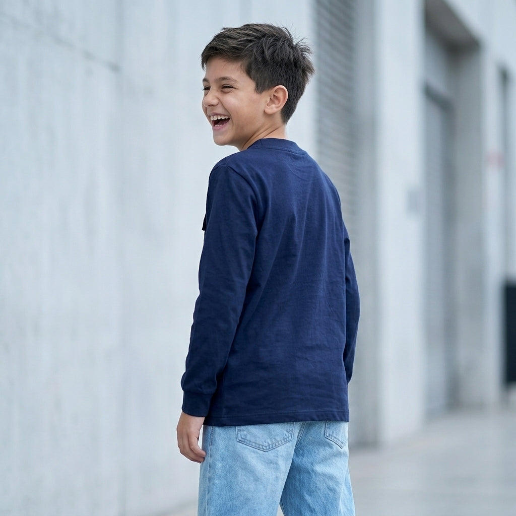 Polo manga larga niño ANG Kidz azul bolsillo – vista lateral caído y silueta