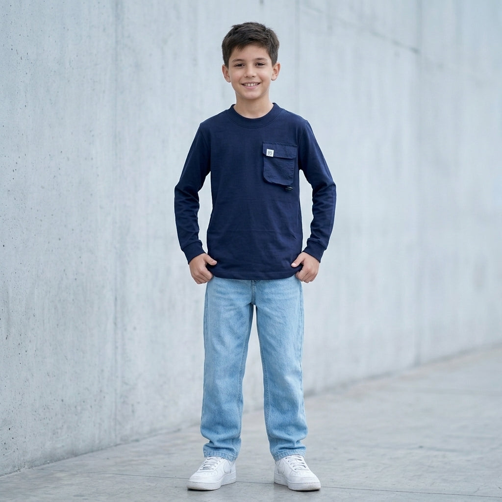 Polo niño manga larga ANG Kidz azul – detalle bolsillo cargo con solapa