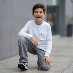 Niño con polo manga larga blanco ANG Kidz – bolsillo cargo pecho clip metálico