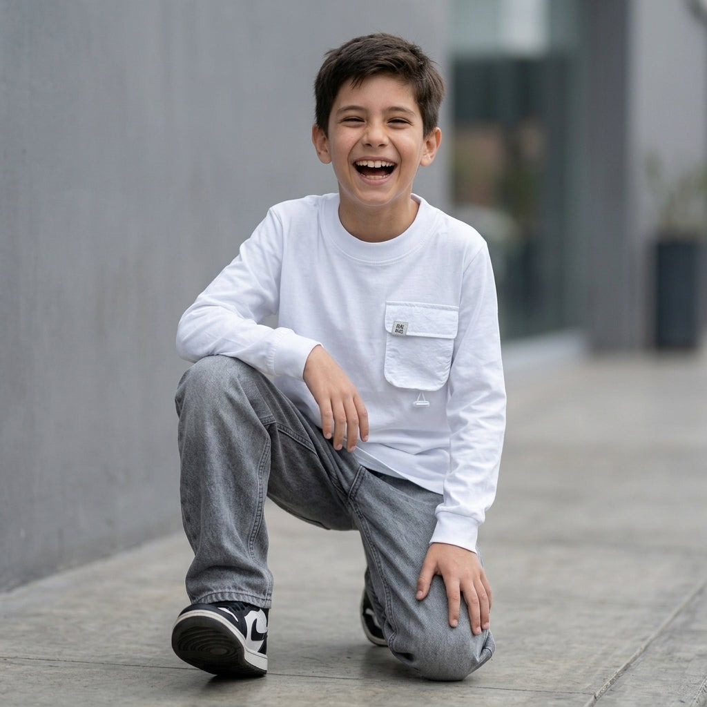 Niño con polo manga larga blanco ANG Kidz – bolsillo cargo pecho clip metálico