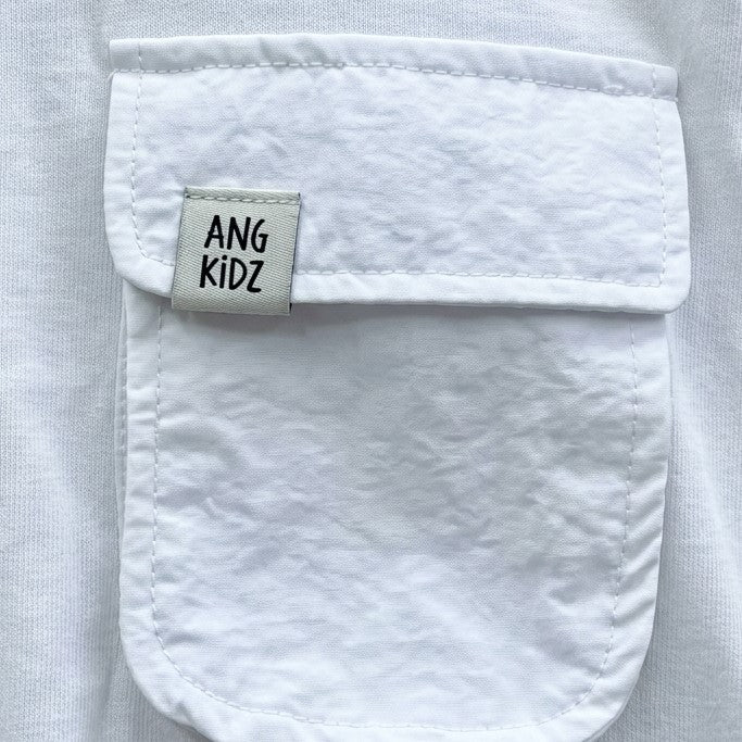 Polo manga larga blanco ANG Kidz niño – look urbano con jean baggy azul