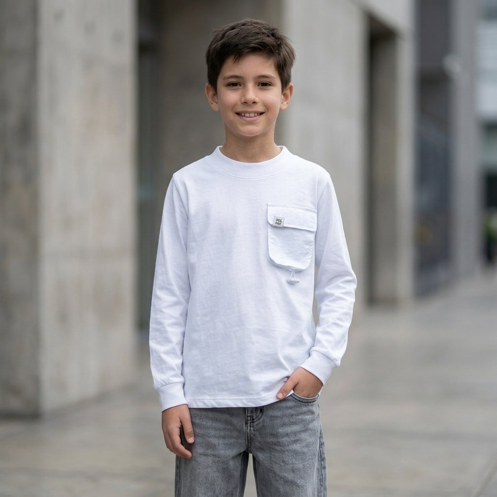 Polo manga larga niño ANG Kidz blanco bolsillo – vista lateral y detalle