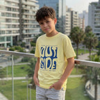  Polo amarillo Think Outside de ANG Kidz visto en ángulo, con manga corta y cuello redondo.