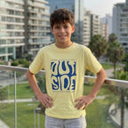 Niño con las manos en la cintura mostrando el estampado frontal azul del polo amarillo Think Outside.