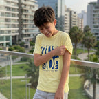 Niño sujetando la manga de su polo amarillo Think Outside con estampado azul de ANG Kidz.